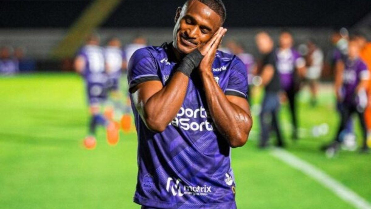 Com hat-trick de Saulo Mineiro, Ceará goleia Botafogo-SP e entra no G4 da Série B