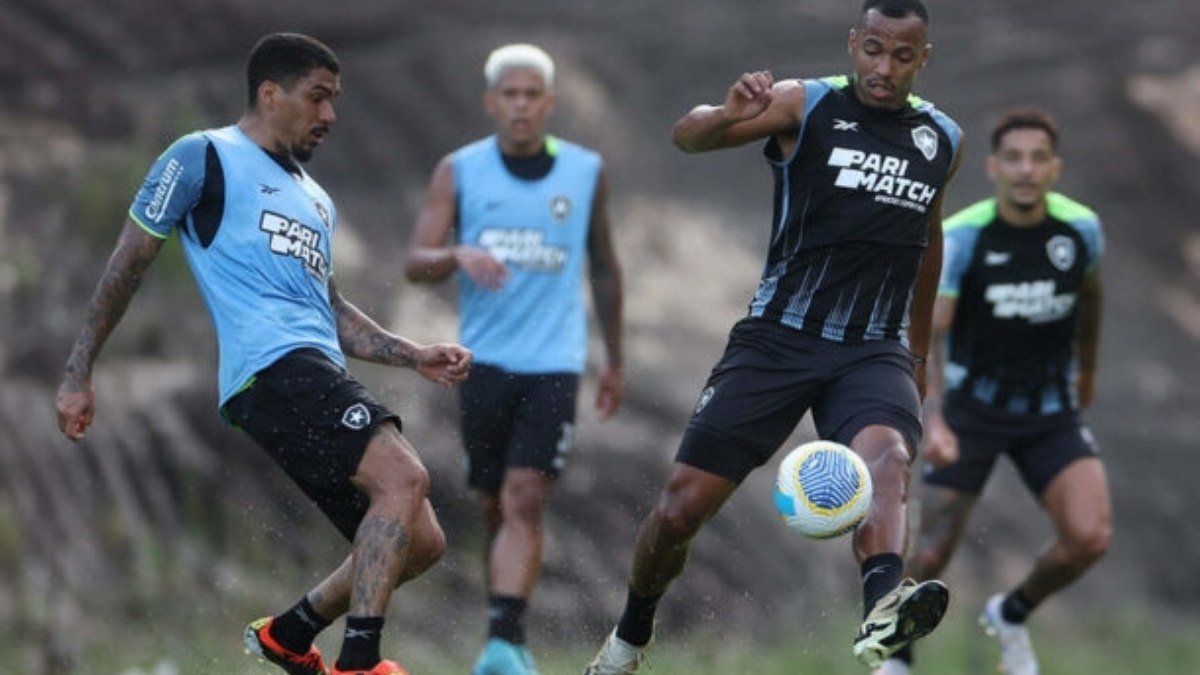 Botafogo volta aos treinos e faz ação com crianças no CT
