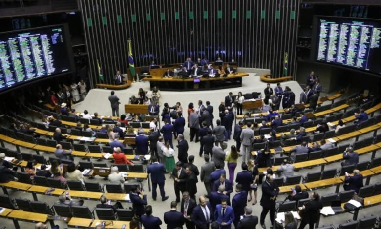 Câmara aprova aumento salarial e novas regras a servidores Câmara aprova aumento salarial e novas regras a servidores