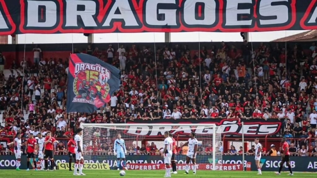 Atlético-GO perde em casa para o Vitória e se complica na degola