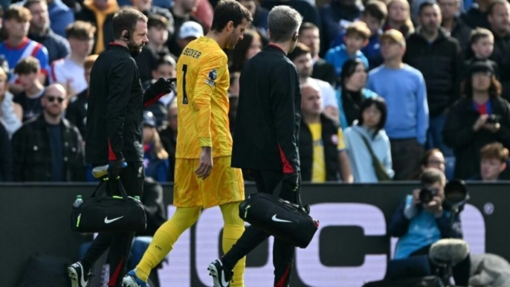 Com lesão na coxa, goleiro Alisson ficará afastado por 6 semanas