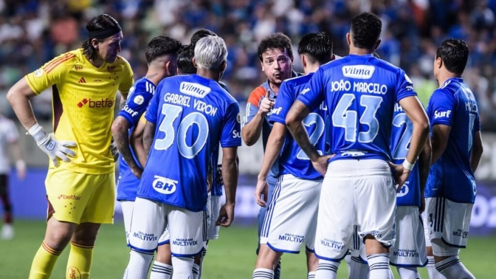 Cruzeiro é derrotado pelo Flamengo e segue sem vencer no Brasileirão