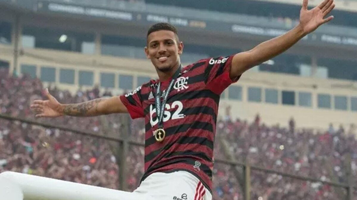Vinicius Souza, namorado de Anitta, é pai e teve casamento meteórico após passagem pelo Flamengo