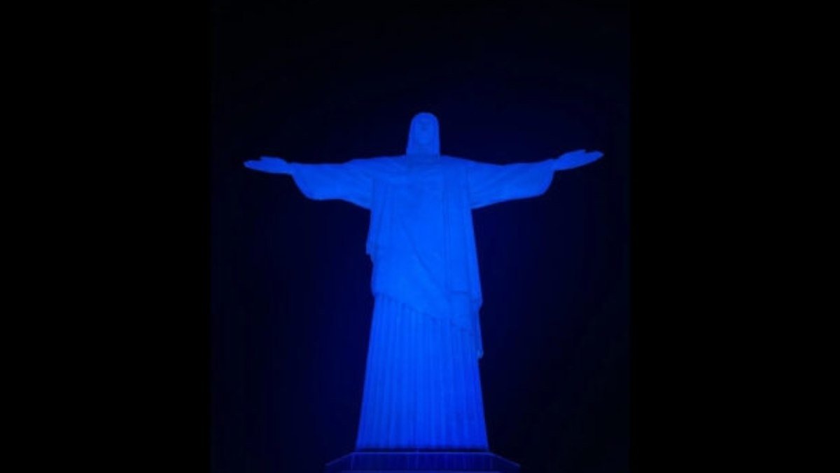 Cristo Redentor é iluminado para campanha Novembro Azul com apoio da CBF