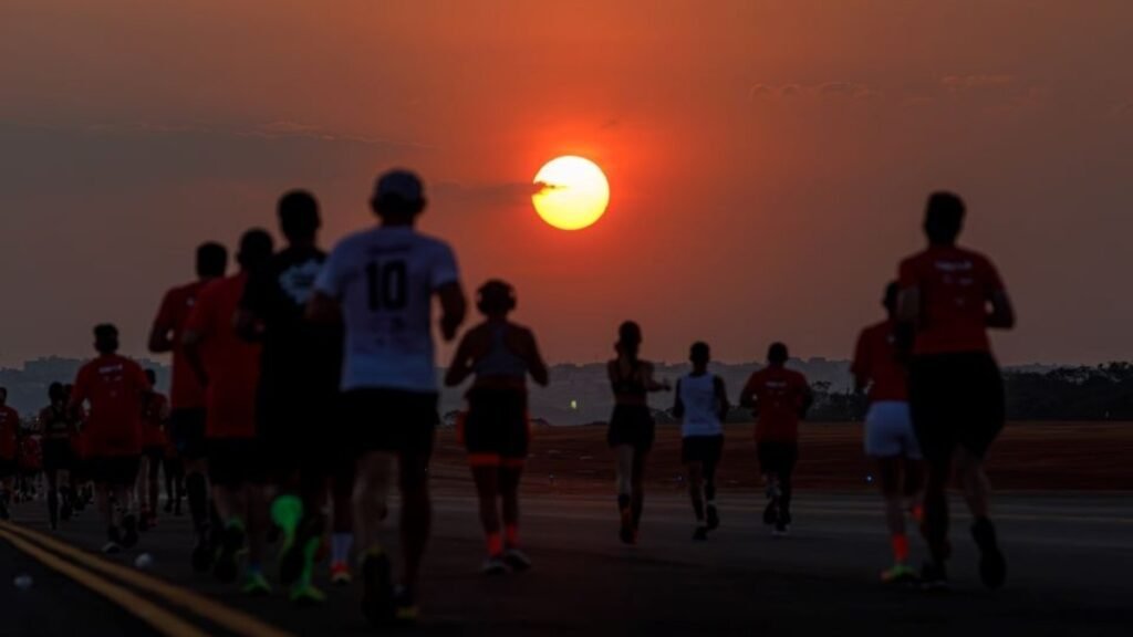 Flying Run Sunset 2024 reúne 2,7 mil corredores na pista de pousos do Aeroporto de Brasília