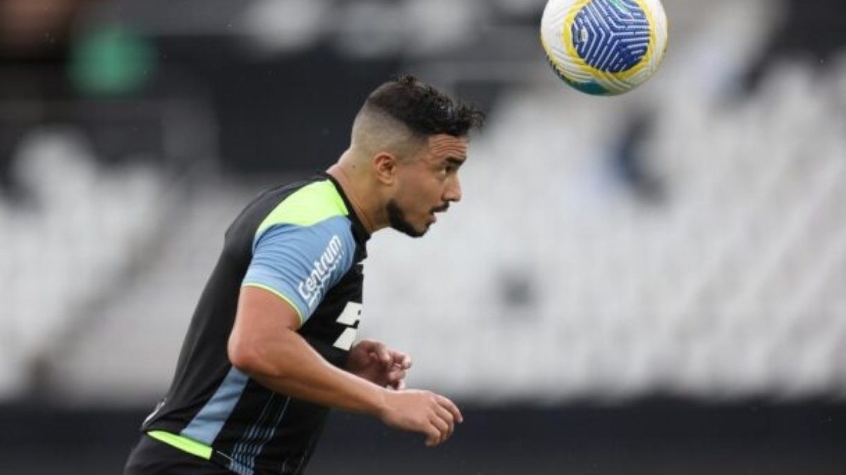Recuperado de lesão, Rafael treina com bola no Botafogo