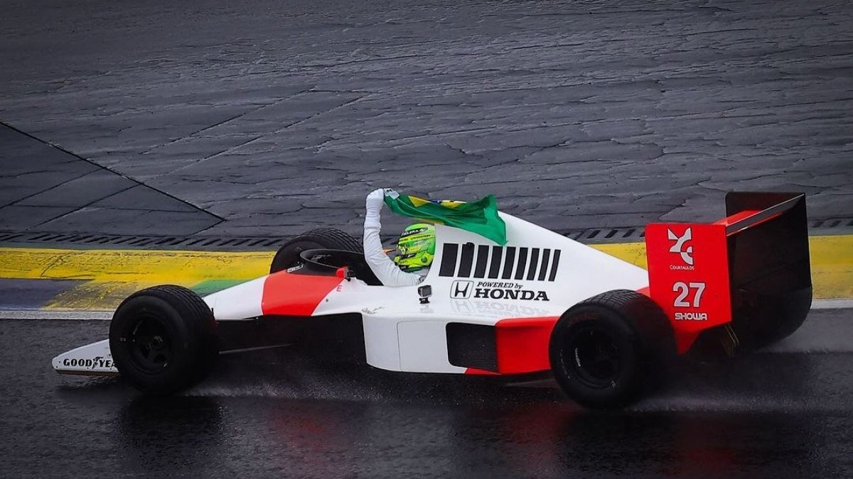 Hamilton pilota McLaren de Senna em homenagem em Interlagos antes do GP de São Paulo