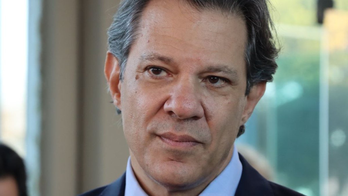 Lula ‘está inclinado’ a vetar uso do cartão do Bolsa Família em sites de bets, diz Haddad