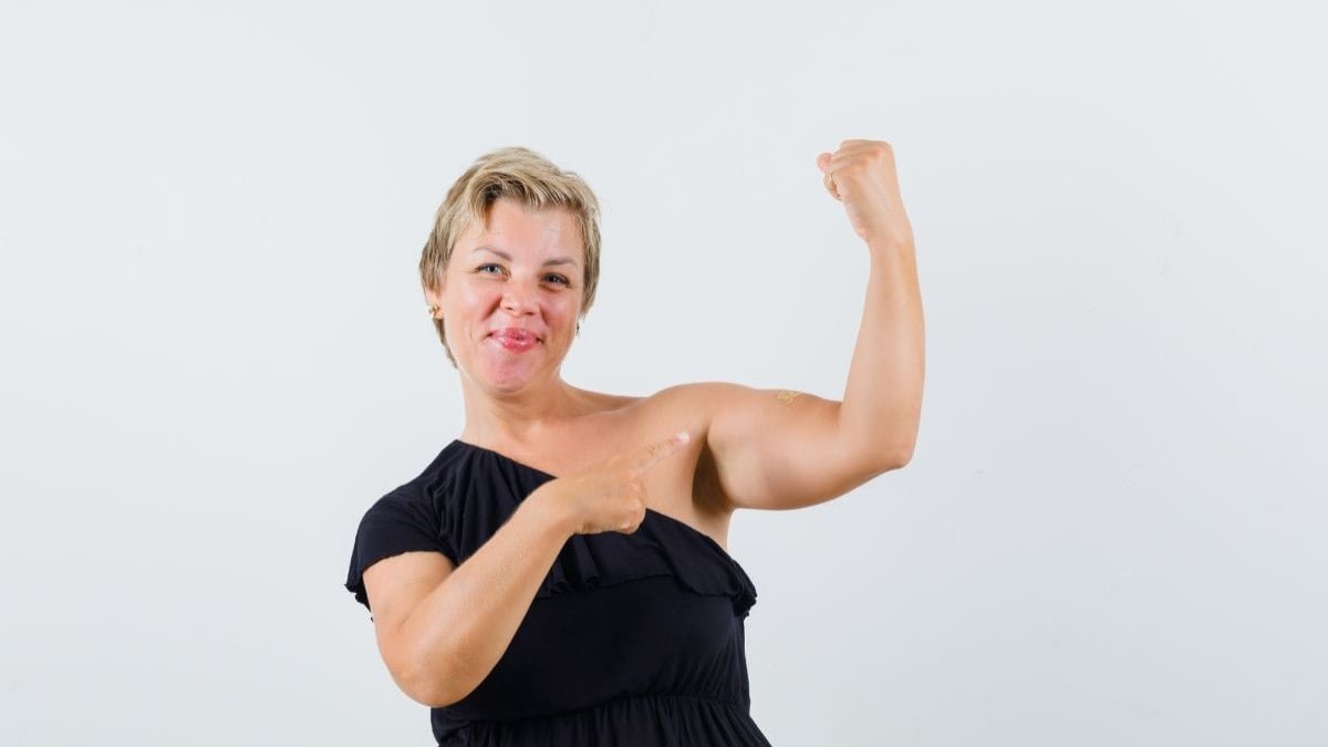4 exercícios simples contra a flacidez nos braços para mulheres 50+
