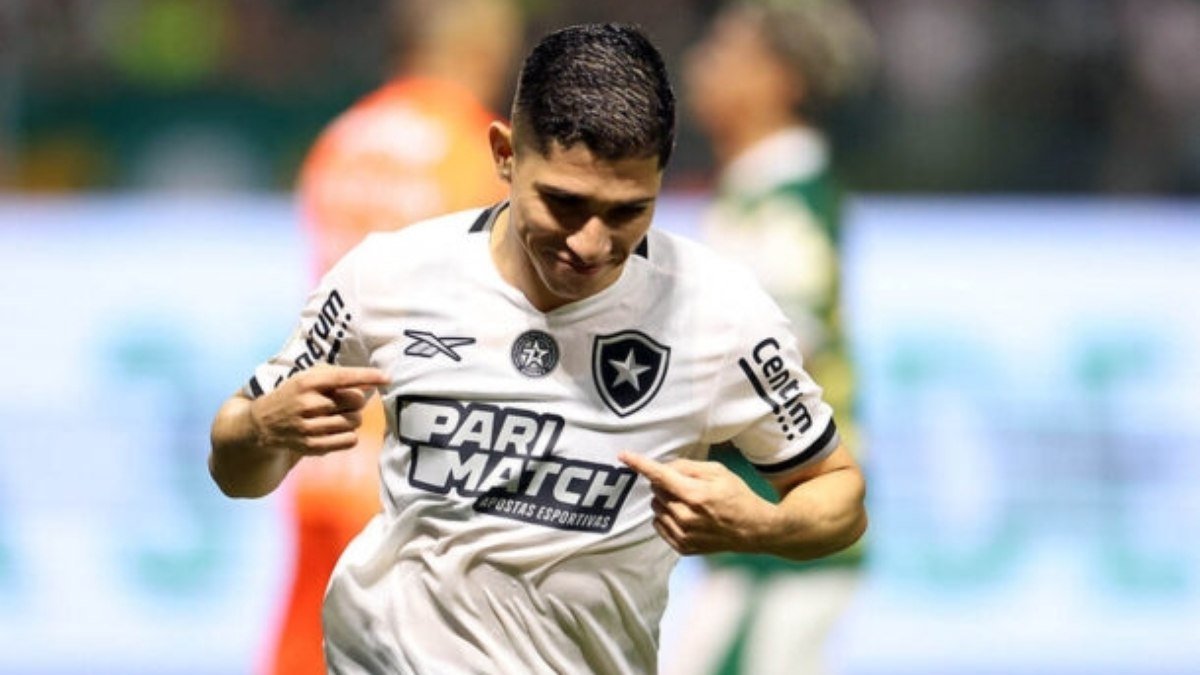 Sob a batuta de Savarino, Botafogo engole Palmeiras no Allianz e retoma liderança Sob a batuta de Savarino, Botafogo engole Palmeiras no Allianz e retoma liderança