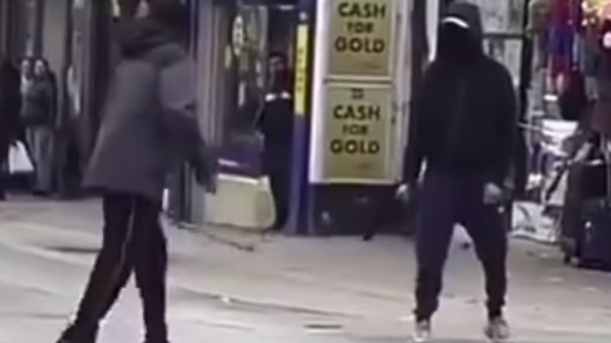 Homens mascarados travam “duelo medieval” com facões em Londres