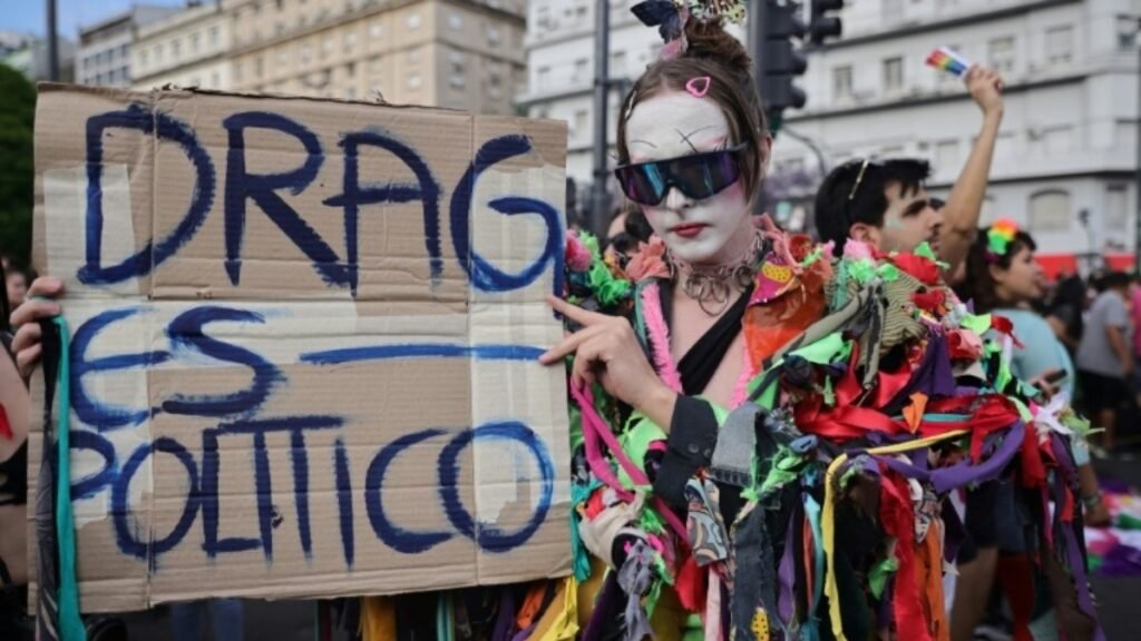 Festa, brilho e reivindicações a Milei em Marcha do Orgulho LGBT+ na Argentina