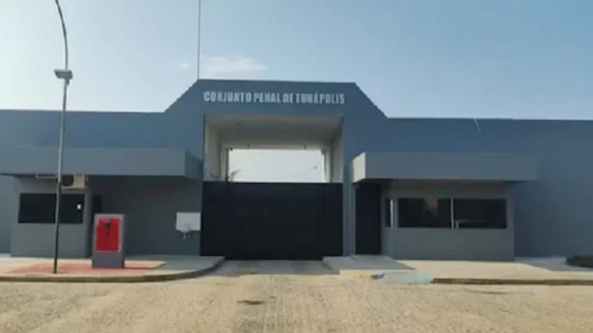 Grupo armado invade prisão na Bahia e liberta chefe de facção e mais 15