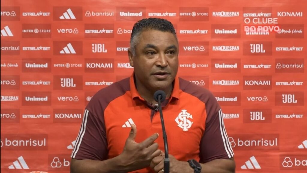 Roger Machado reclama da arbitragem, mas valoriza empate: “ponto importante”