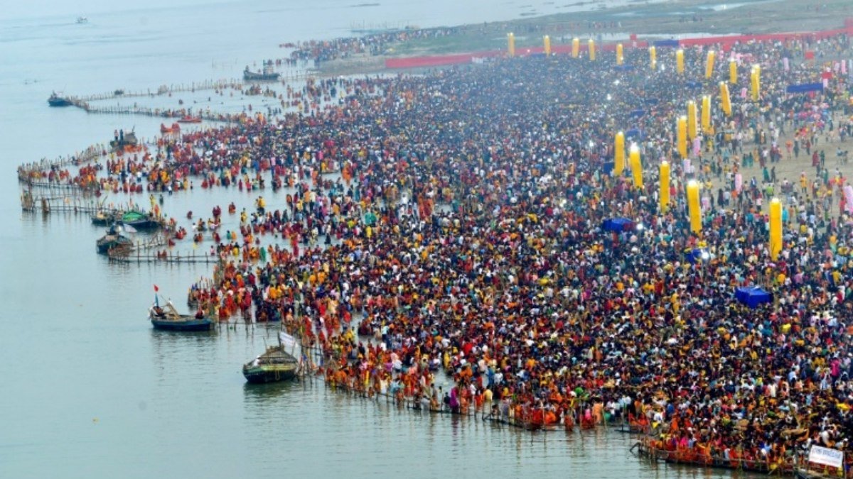 Milhares de indianos se banham nas águas sagradas e poluídas do rio Yamuna