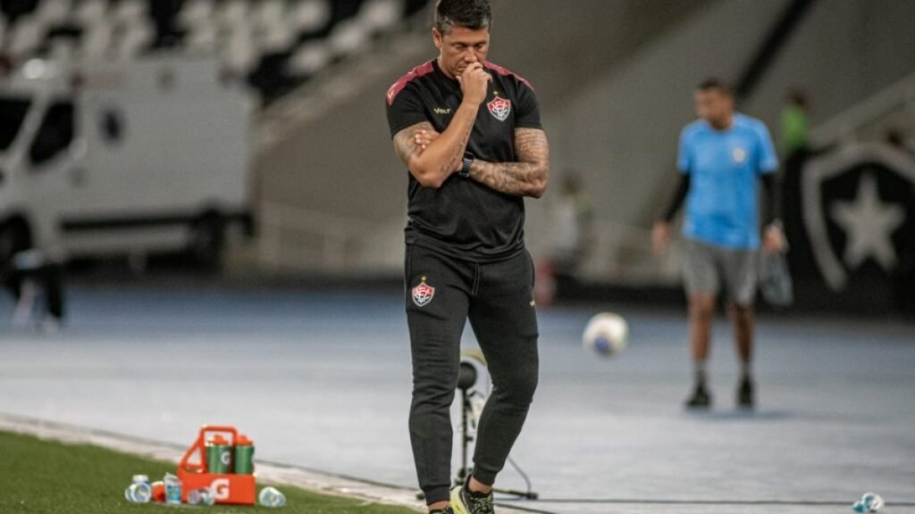 Vaga na Sula?! Thiago Carpini, técnico do Vitória, prega cautela