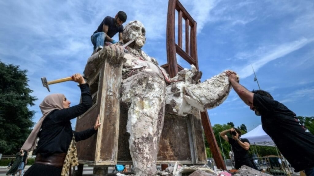 Escultor sírio destrói uma de suas obras em frente à sede da ONU, em memória dos desaparecidos