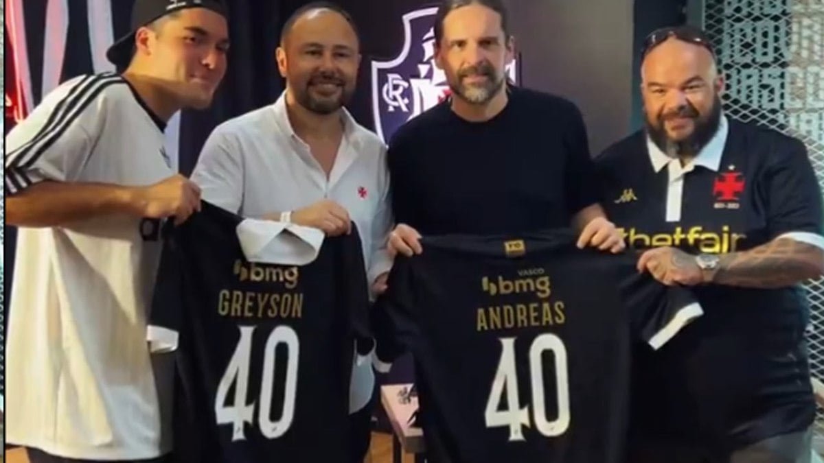 Integrantes da banda Sepultura visitam São Januário e recebem camisas do Vasco