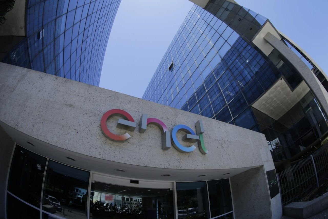 Ação da Enel sobe em Milão enquanto milhares seguem sem luz em SP