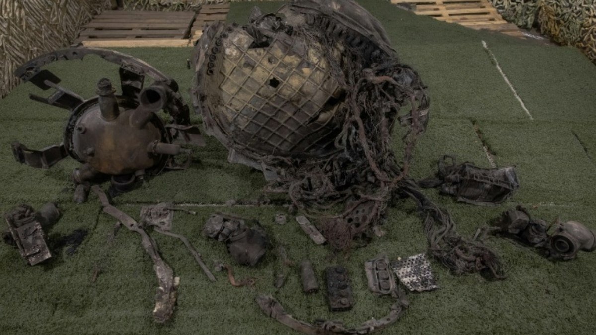 Ucrânia mostra fragmentos de novo míssil após bombardeio em Dnipro
