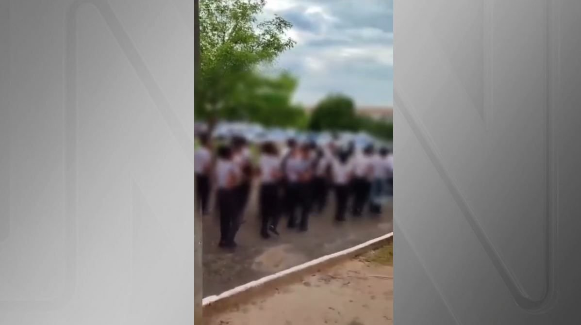Diretor de escola militar é afastado após cantos violentos de alunos
