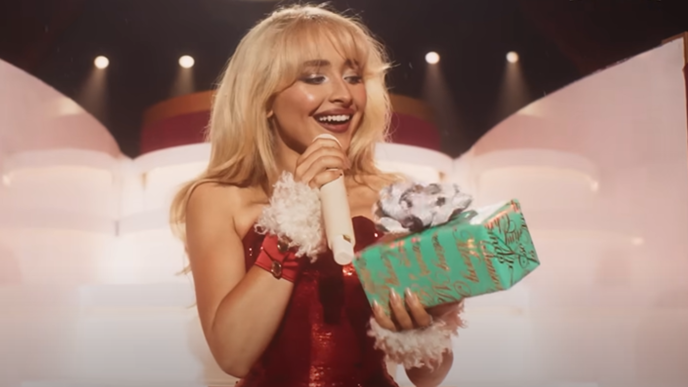 Especial de Natal de Sabrina Carpenter chega ao streaming nesta sexta (6)