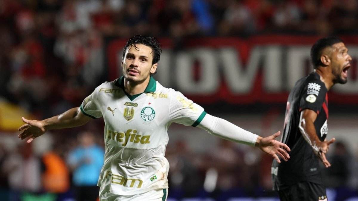 Raphael Veiga decide, Palmeiras vira líder e rebaixa o Atlético Goianiense Raphael Veiga decide, Palmeiras vira líder e rebaixa o Atlético Goianiense