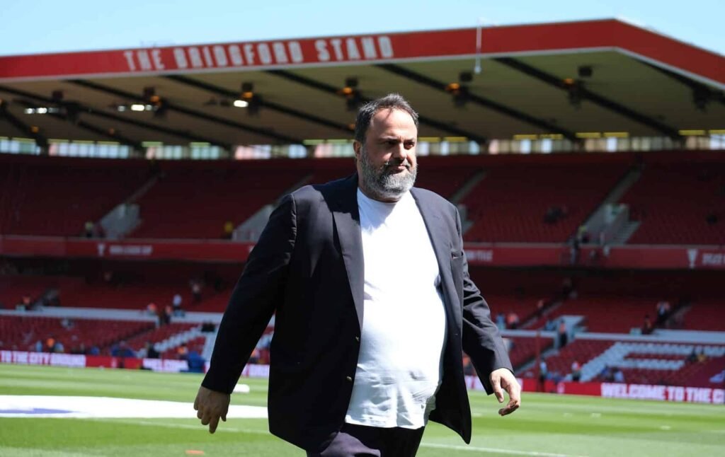 Quase parceiro do São Paulo, dono do Forest ‘invade’ gramado para discutir com técnico