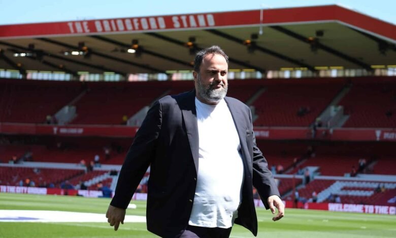 Quase parceiro do São Paulo, dono do Forest ‘invade’ gramado para discutir com técnico Quase parceiro do São Paulo, dono do Forest ‘invade’ gramado para discutir com técnico