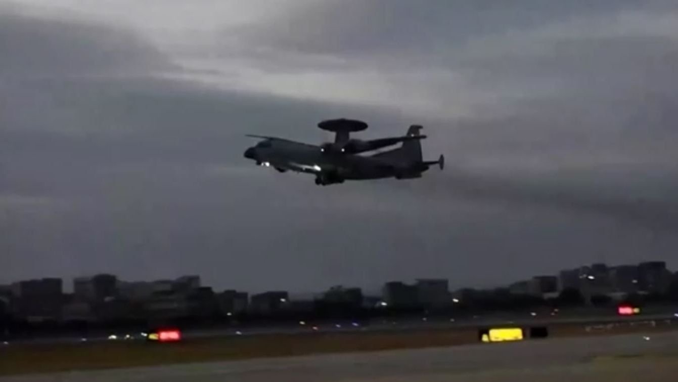 Número recorde de aviões de guerra da China voam perto de Taiwan em exercício militar