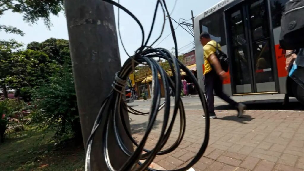 São Paulo ainda tem 14 mil pessoas sem energia elétrica