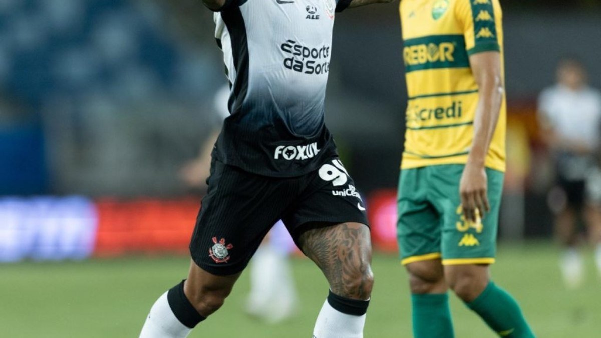 Memphis Depay comemora gol da vitória e elogia presente de torcedor ‘Foi um presente lindo’