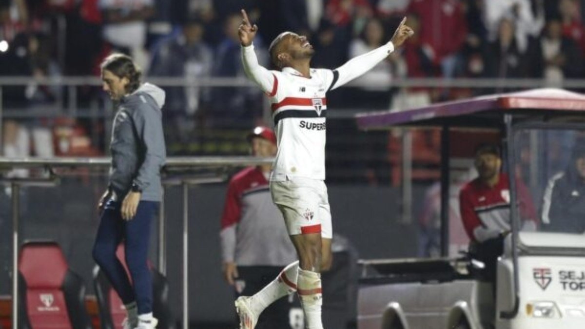 Conquistando mais espaço no São Paulo, André Silva cita disputa sadia com Calleri