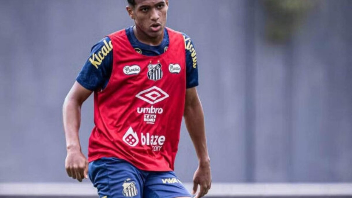 Barcelona e Chelsea demonstram interesse em Souza, lateral do Santos