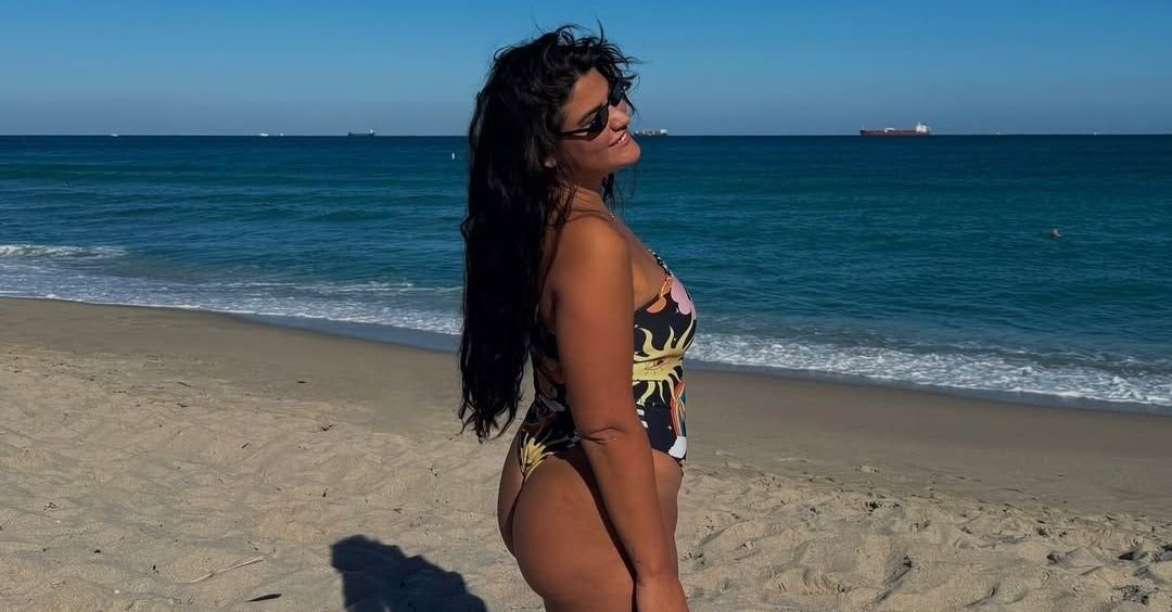 Filha de Flávia Alessandra posa em praia de Miami: “Meu lugar feliz“