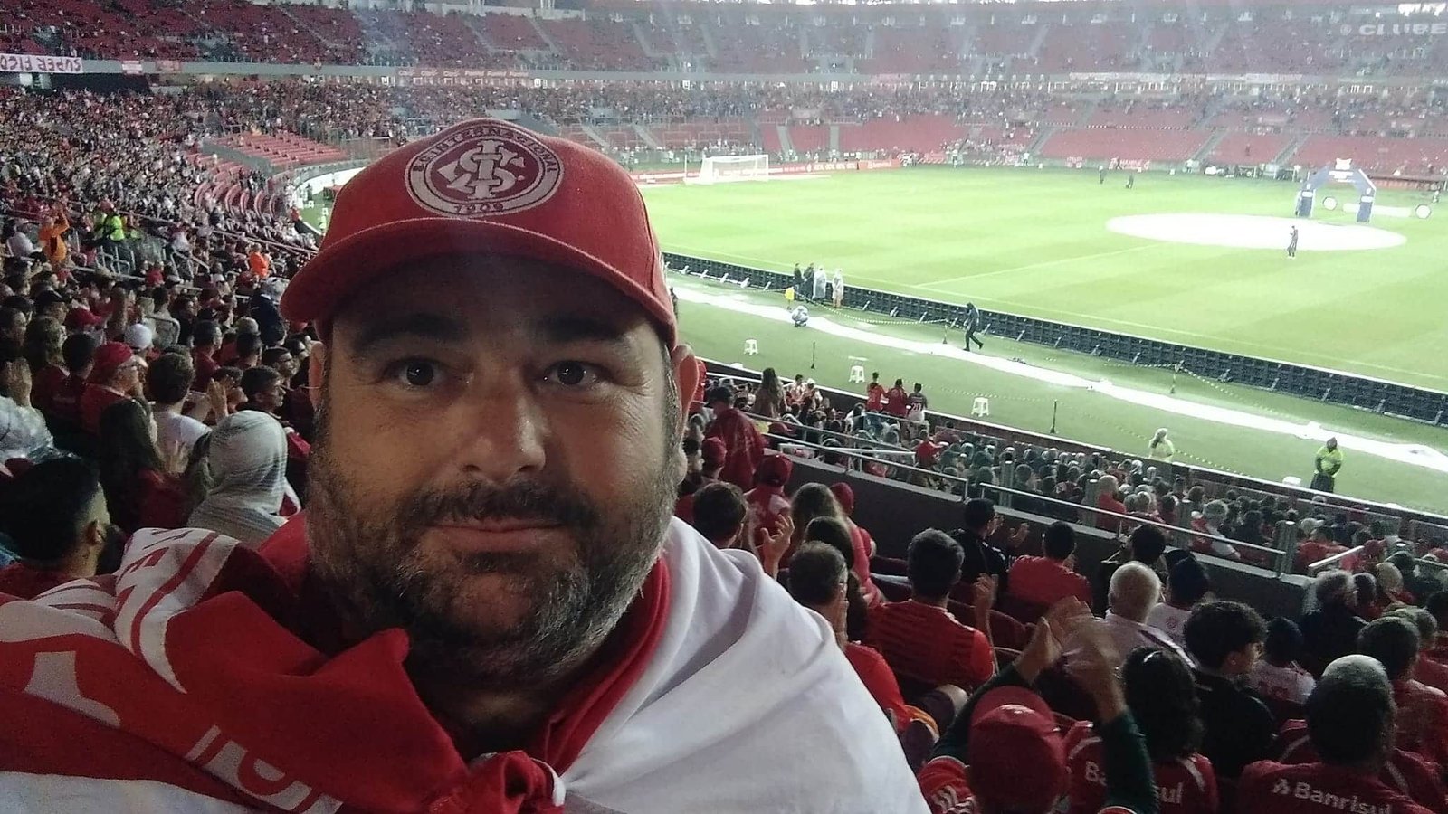 Anos depois de virar meme, torcedor colorado ainda se diverte com repercussão