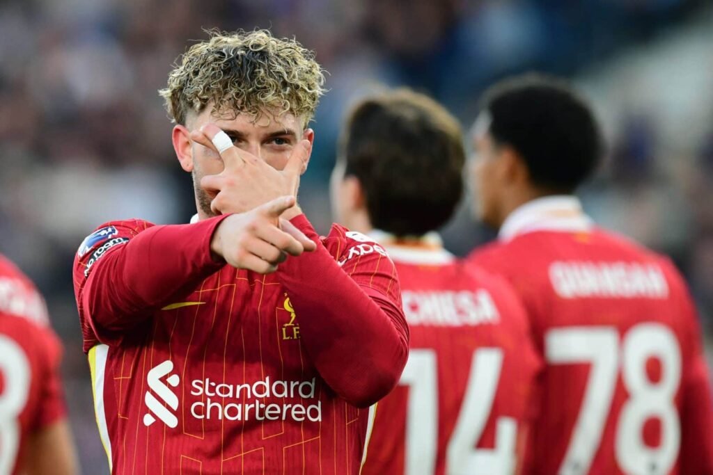 Sucessor de Arnold brilha e ‘manda recado’ a novo concorrente em derrota histórica do Liverpool