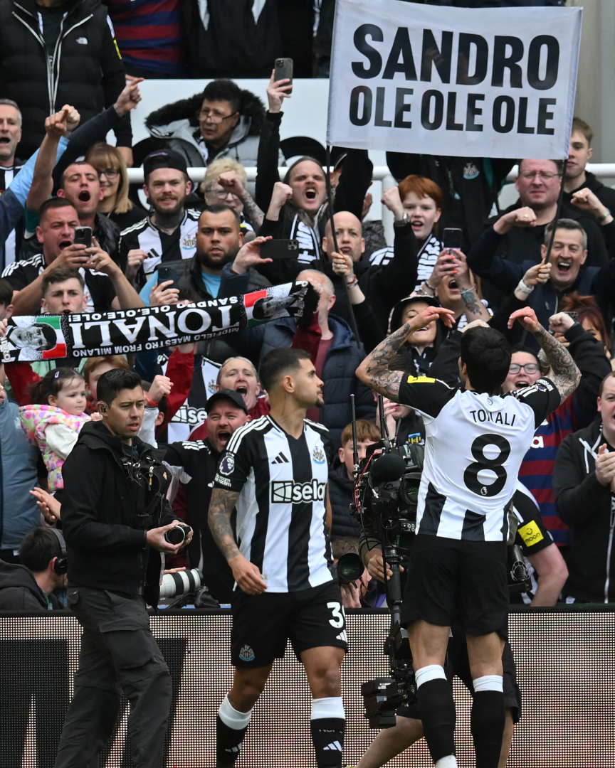 Aposta do United não funciona, e Newcastle nem precisou do técnico para golear fácil