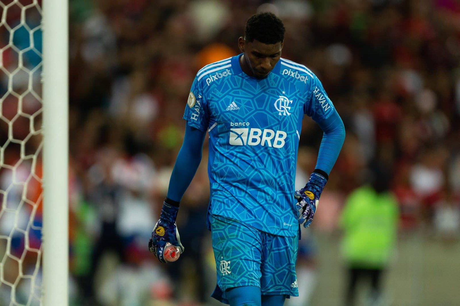 Corinthians pretende esticar a corda para comprar Hugo Souza, mas vê vitória do Flamengo nos bastidores