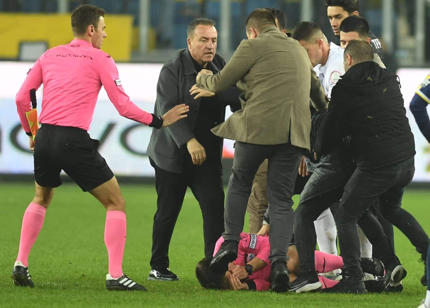 Presidente de time turco é condenado à prisão após agredir árbitro durante jogo