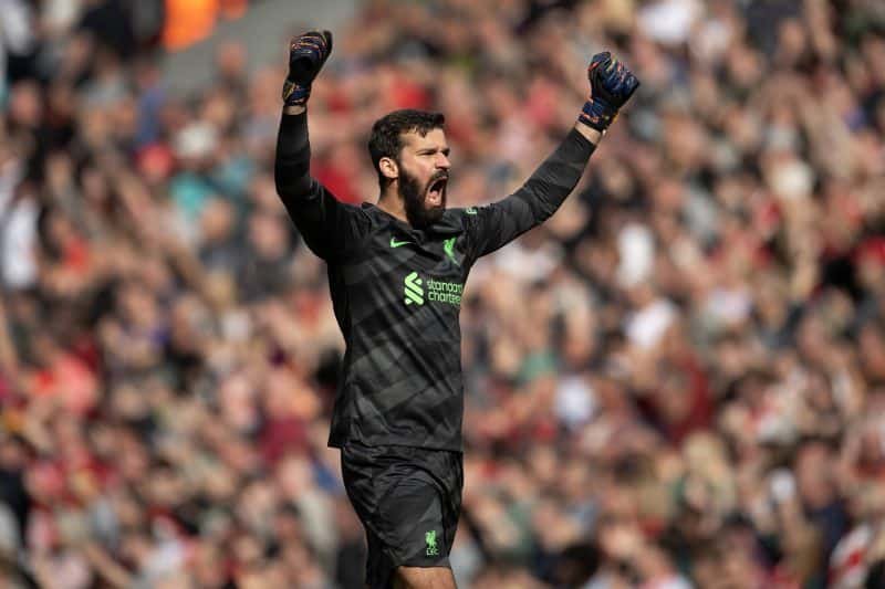 Alisson confirma interesse da Arábia Saudita, mas reforça: ‘Jogo futebol por amor’