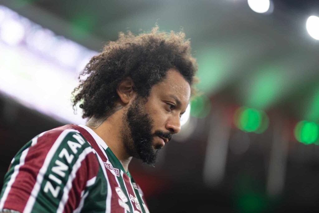 Marcelo e Fluminense rescindem contrato após discussão com Mano Menezes