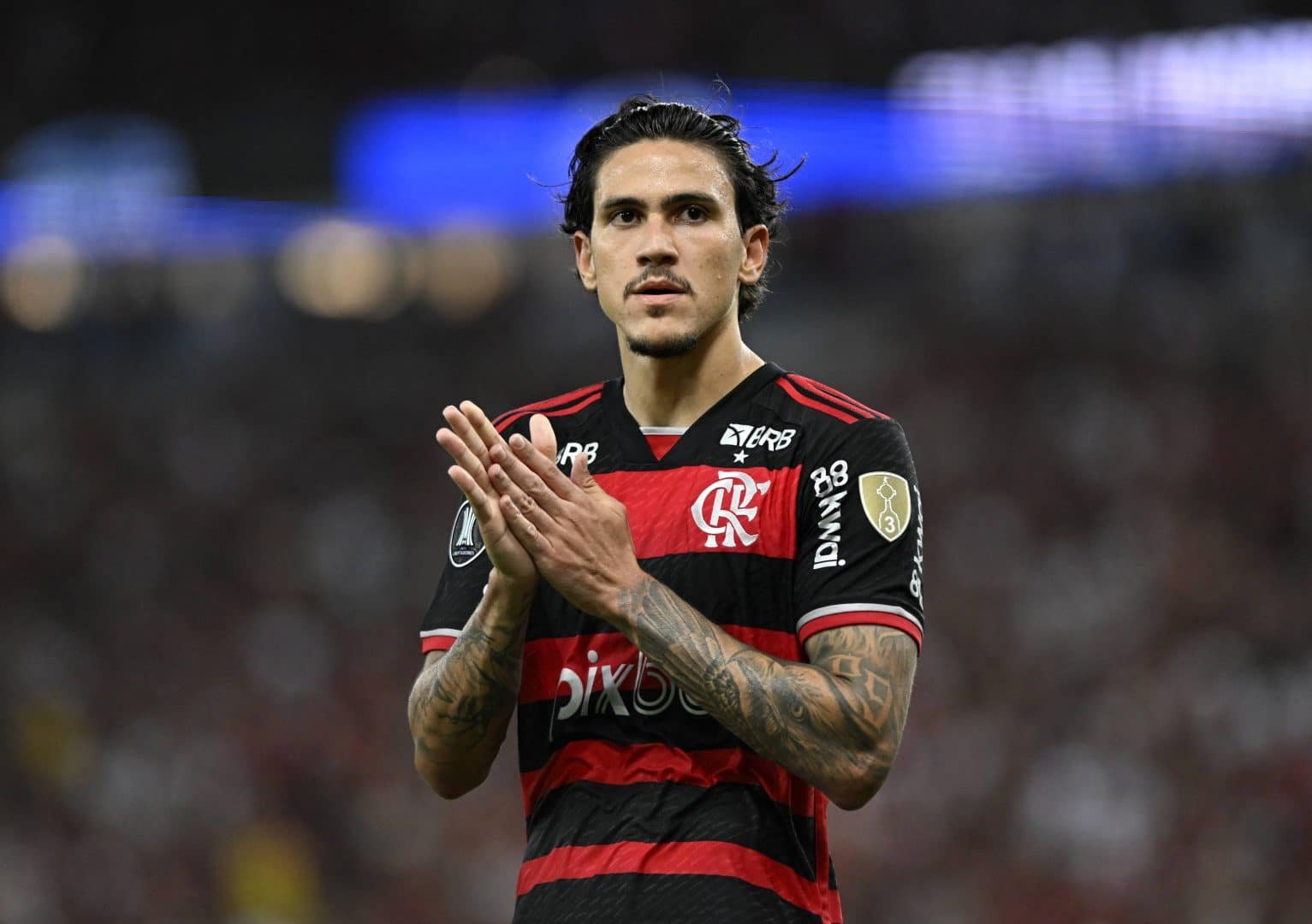 Martial viria para suprir Pedro, lesionado, mas tem histórico tenebroso de lesões