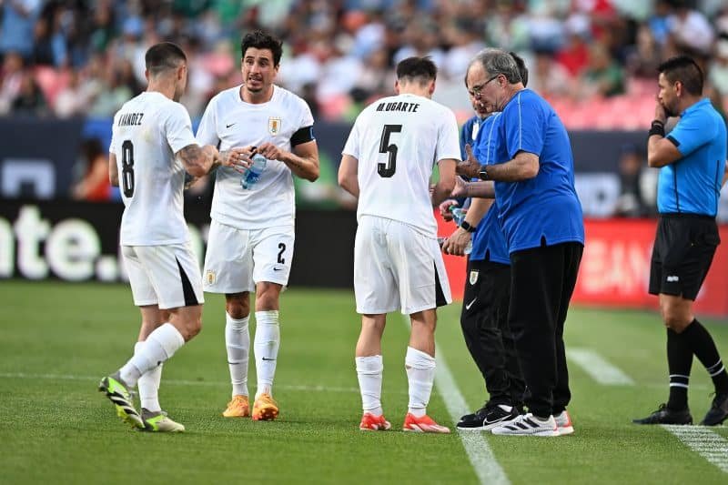Após enxurrada de críticas, Bielsa minimiza efeito de crise em derrota do Uruguai