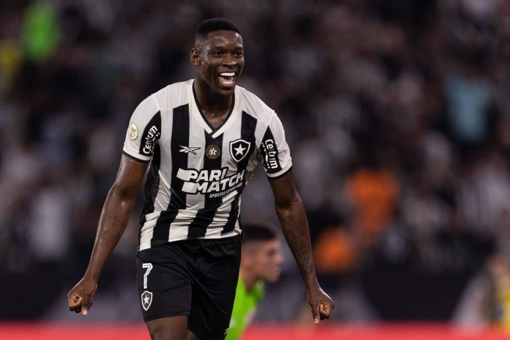 Dorival Júnior divulga lista com trio do Brasileirão no ataque