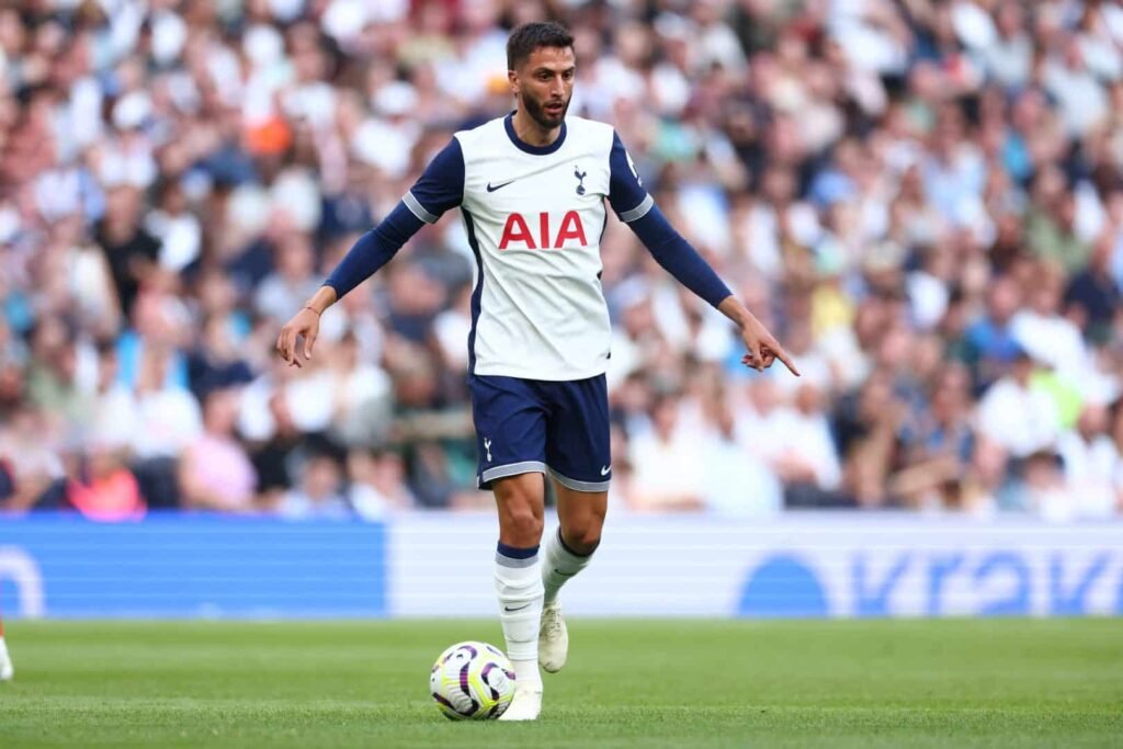 Bentancur pode sofrer gancho pesado no Tottenham após xenofobia com colega de equipe