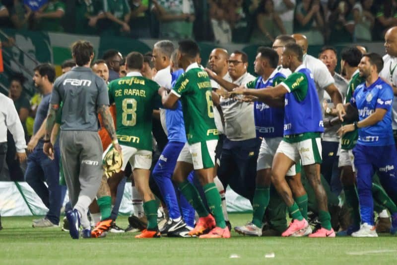 Arbitragem levou quase três horas para preencher súmula após confusões no Choque-Rei