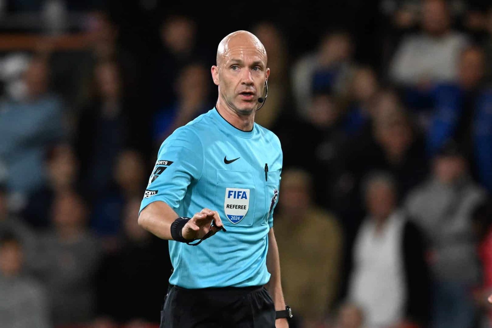 Árbitro bate recorde de cartões na Premier League e é afastado