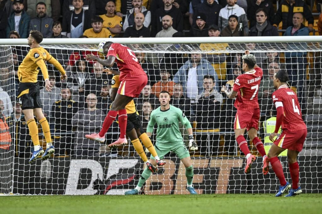 Salah garante a liderança ao Liverpool em dia de altos e baixos de zagueiro francês