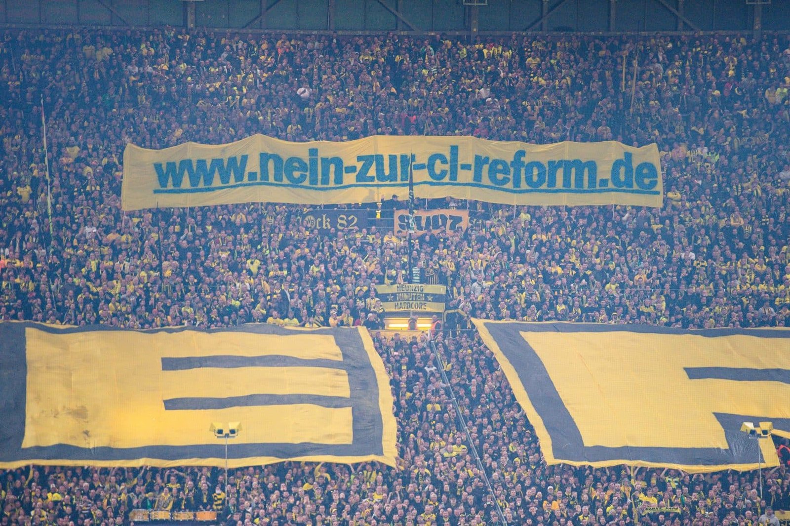 o protesto da torcida do Dortmund contra a ‘máfia’ Uefa
